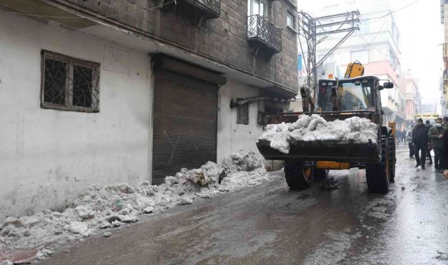 Büyükşehir'den ara sokaklarda kar temizliği