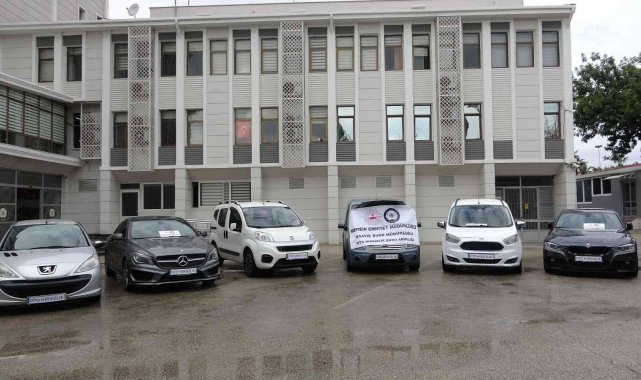 Çalıntı ve hacizli lüks araçları 'çenç' yapıp satmaya çalıştılar