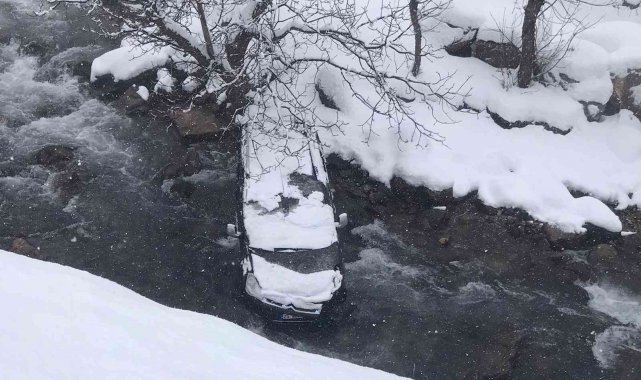 Çatak'ta karlı yolda kayan kamyonet dereye uçtu: 2 yaralı