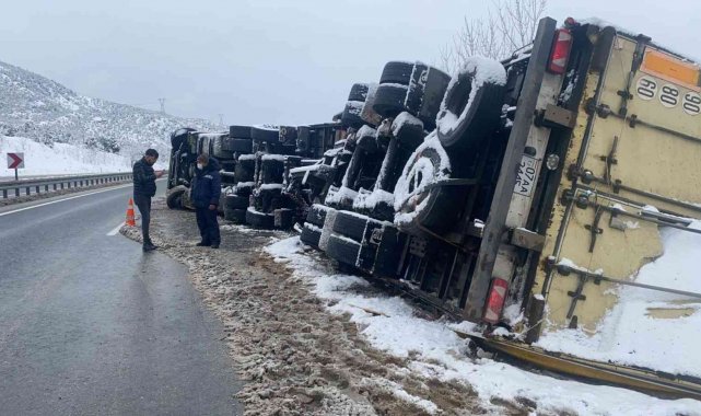 D100'de gümrük malı yüklü tır devrildi: 1 yaralı