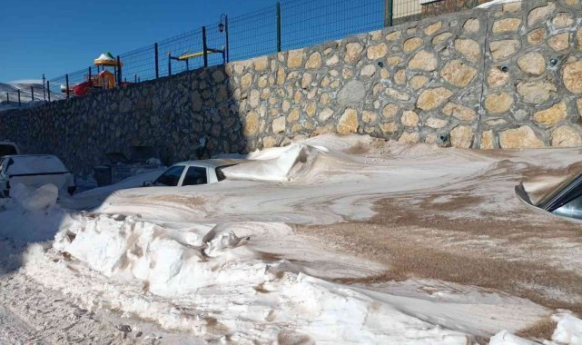 Darende'de araçlar karda kayboldu