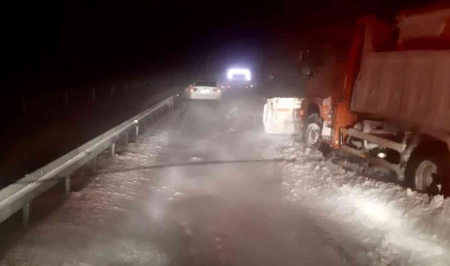 Diyarbakır'da tipi nedeniyle araçlarda mahsur kalan vatandaşları AFAD ekipleri kurtardı
