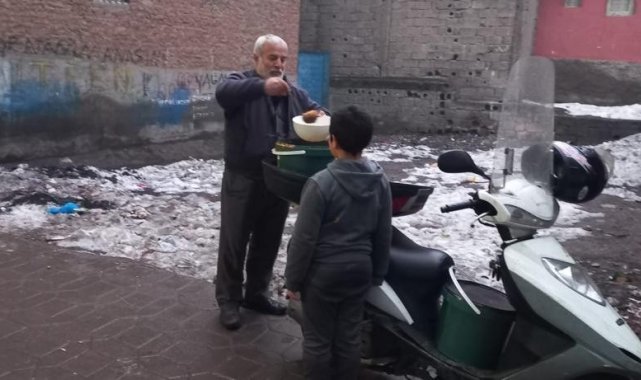 Diyarbakır'ın Dermanbabası'sı kapı kapı dolaşıp sıcak yemek dağıtıyor