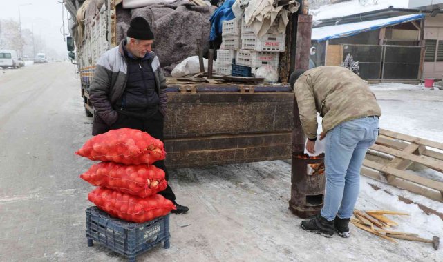 Doğu Anadolu buz kesti, pazarcılar soğuktan korunmak için soba kurdu
