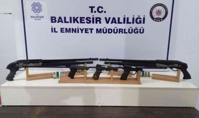 Edremit'te çok sayıda silah ve uyuşturucu madde ele geçirildi