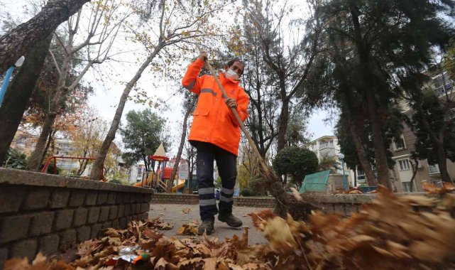 Efeler Belediyesi parklardaki temizlik çalışmalarını aralıksız sürdürüyor