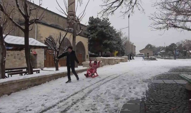 Elazığ'da yılın ilk karı yağdı