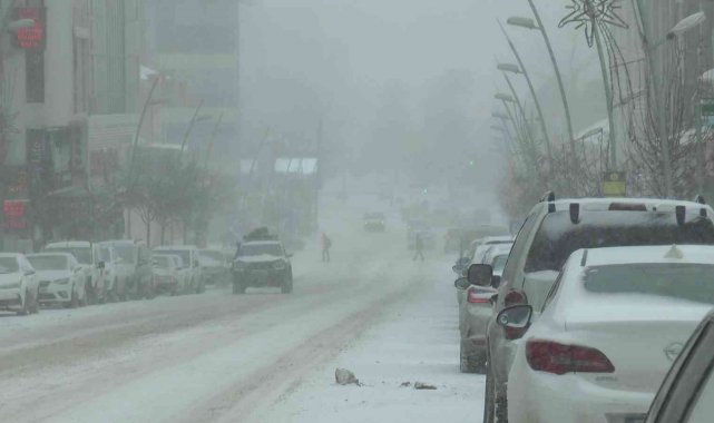 Erzurum'da kar ve tipi etkili oluyor