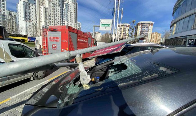 Esenyurt'ta şiddetli rüzgar trafik lambası direğini devirdi
