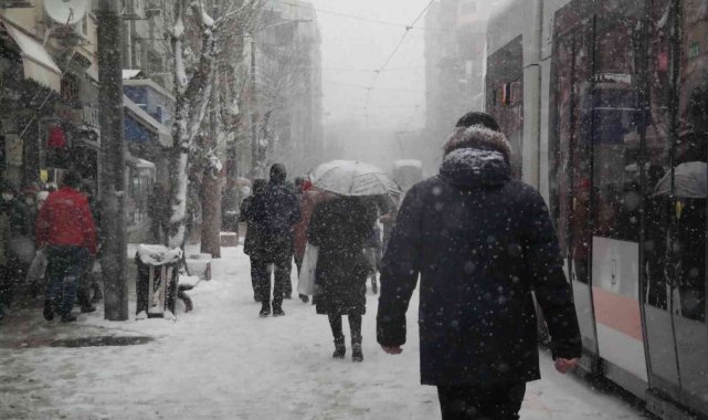 Eskişehir'de kar yağışı etkisini arttırdı
