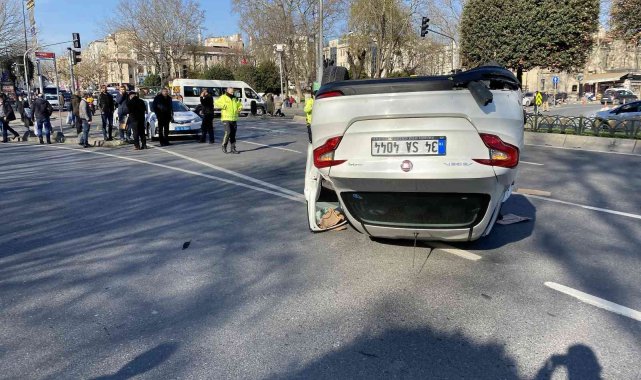 Fatih'te öğrenci servisiyle otomobil çarpıştı: 2 yaralı