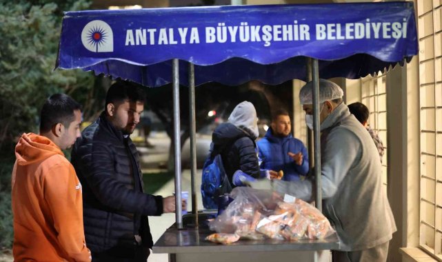 Final sınavlarına hazırlanan üniversite öğrencilerinin çorbası Büyükşehir'den