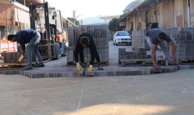 Gıda Çarşısı'nın yolları adım adım yenileniyor