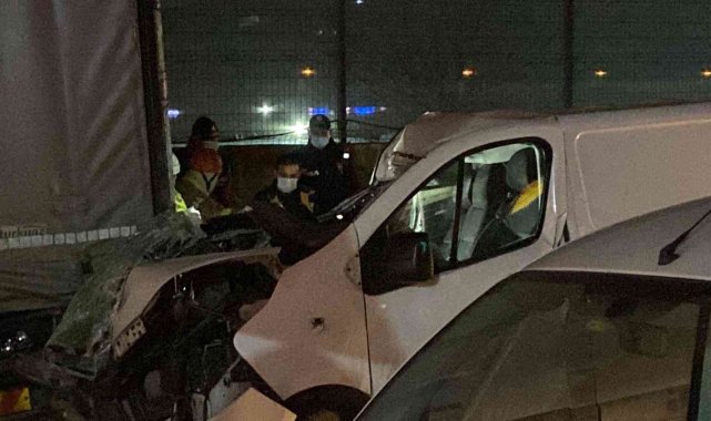 Güngören'de park halindeki kamyona çarpan minibüsteki kadın hayatını kaybetti