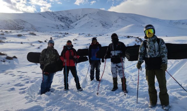 Iğdır dağlarında snowboard keyfi
