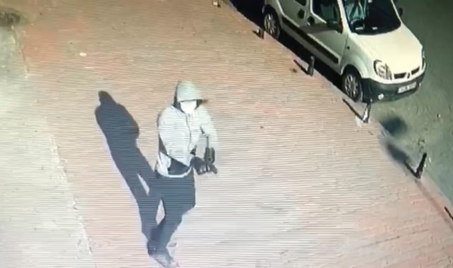 İstanbul'da iş yerine silahlı saldırı kamerada: sokakta yürüyen kadın dehşeti yaşadı