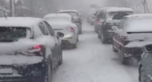 İzmir'de onlarca vatandaş araçlarında mahsur kaldı
