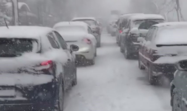 İzmir'de onlarca vatandaş araçlarında mahsur kaldı