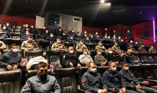 Jandarma personeli, "İyi Ki Varsın Eren" filmini izledi
