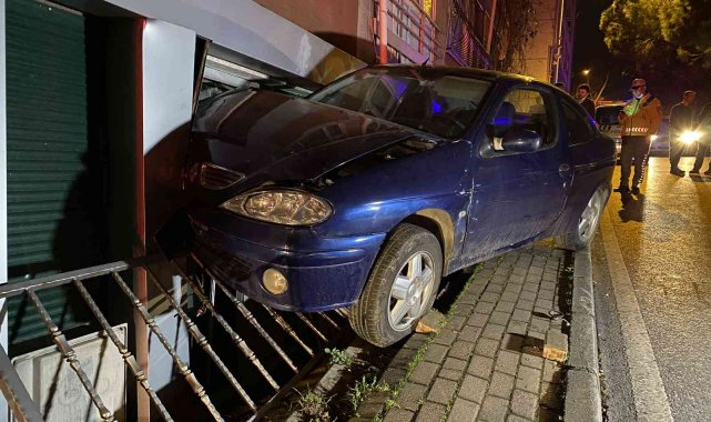 Kadıköy'de otomobil iş yerine girdi