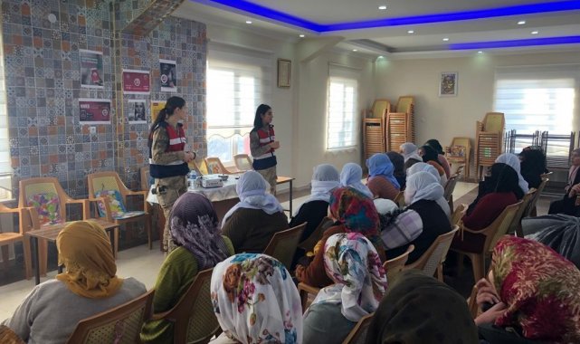 Kadın askerler köy kadınlarına KADES'i tanıttı