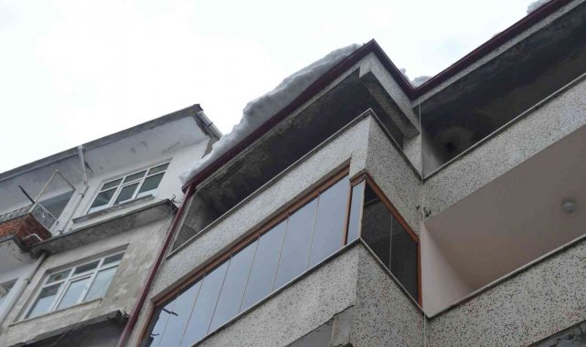 Kaldırımda yürüyen vatandaşın üstüne kar kütlesi düştü