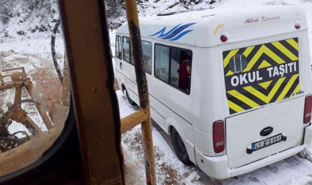 Karda mahsur kalan öğrenci servisi kurtarıldı