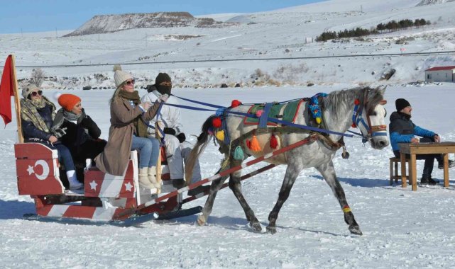 Kars'ta buz üzerinde atlı kızak keyfi sürüyor