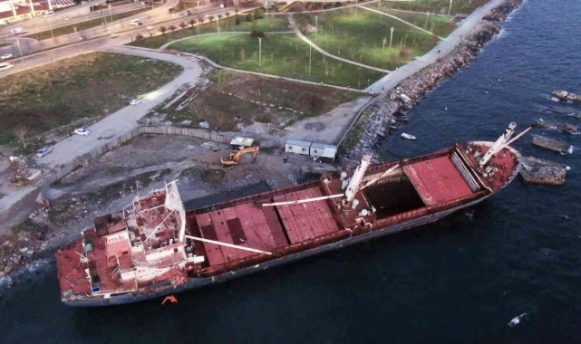 Kartal'da fırtınada yan yatan kuru yük gemisi parçalara ayrılıyor