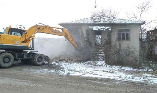 Kavak'ta metruk binalar yıkılıyor