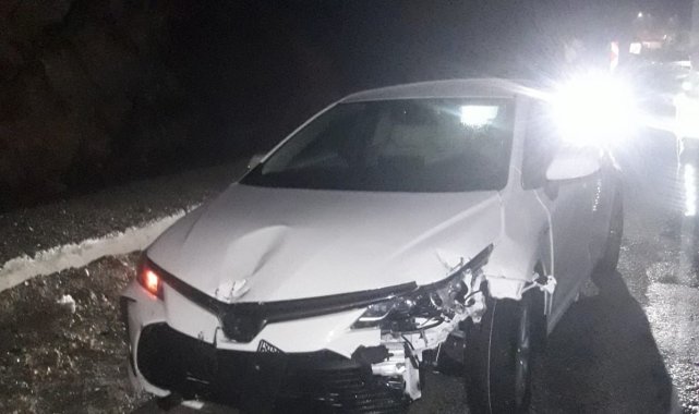 Kontrolden çıkan otomobil bariyerlere çarptı