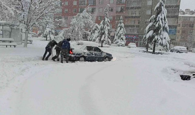 Konya'da kar yağışı hayatı olumsuz etkiliyor