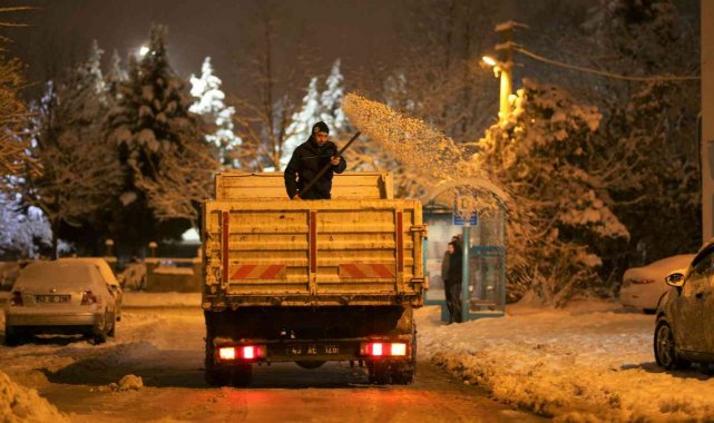 Kütahya'da yaklaşık 7 bin ton tuz-agrega karışımı kullanıldı