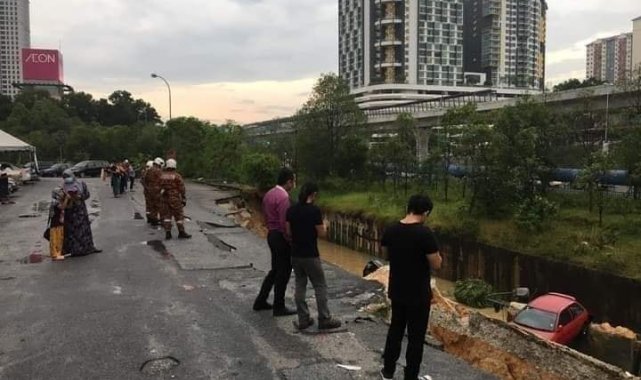 Malezya'da yol çöktü