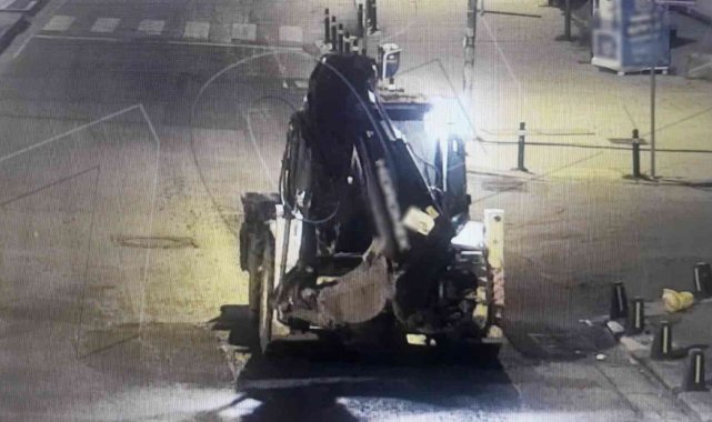Maltepe'de iş makinesiyle 50 bin lira tutarında yer altı kablosu çalan hırsızlar yakalandı