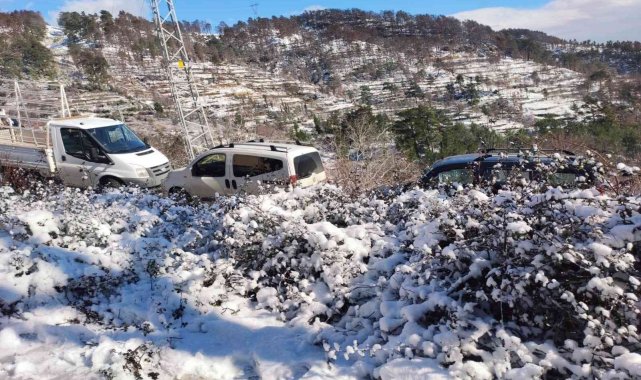 Manavgat'ta araçlar yolda mahsur kaldı
