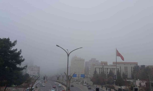 Mardin'de gece başlayan sis etkisini sürdürüyor