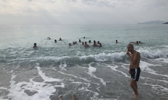 Mersin'de yılın ilk günü denize girme etkinliği bu yılda devam etti
