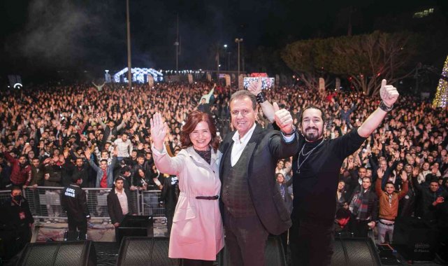 Mersinliler 2022'yi 'sokak partisi' ile karşıladı