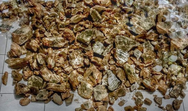 Milas'ta 835 gram değerli taş olarak kabul edilen diaspor ele geçirildi
