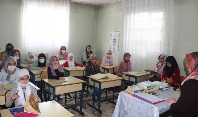 Minikler Kur'an kurslarında hem eğleniyor hem öğreniyor