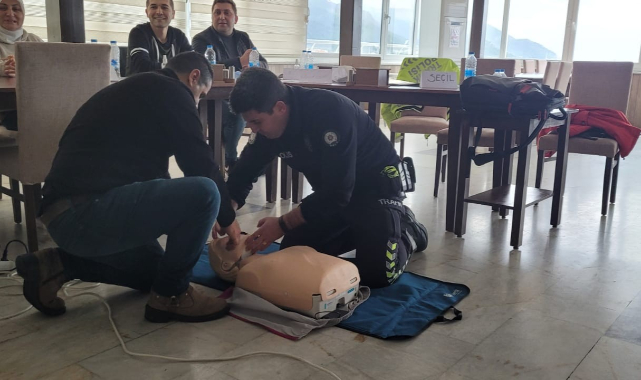 Muğla’nın Marmaris ilçesinde trafik polislerine ilk yardım eğitimi verildi.