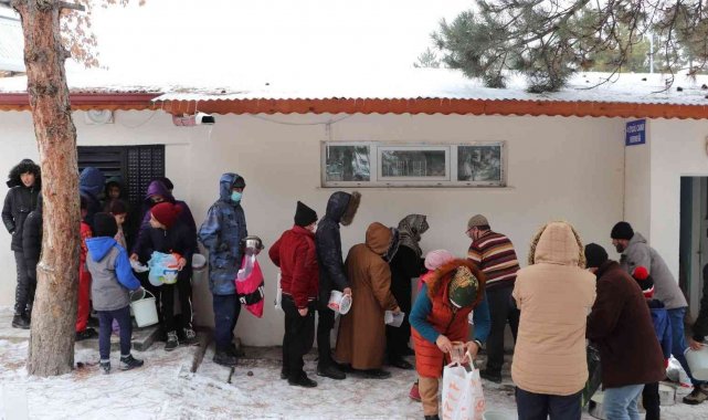 Mültecilere sıcak yemek yardımı