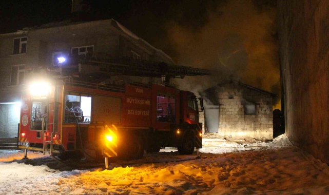 Muradiye'de odunluk yangını