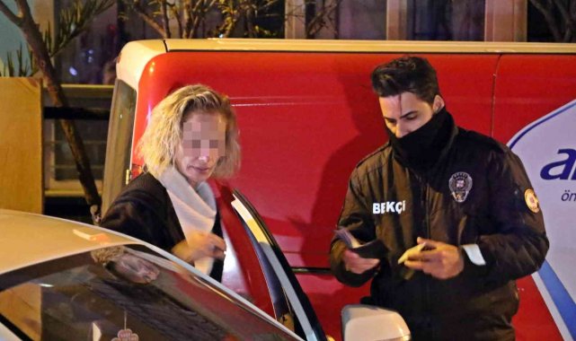 Otomobiliyle sitenin duvarına giren 'nezaketli' alkollü sürücüden, üst üste özeleştiriler