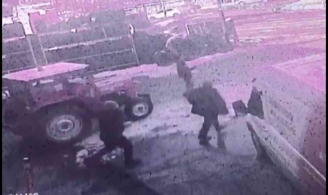 Pendik'te yan yatan kamyonu görüntüleyip haber spikeri gibi kazayı anlattı
