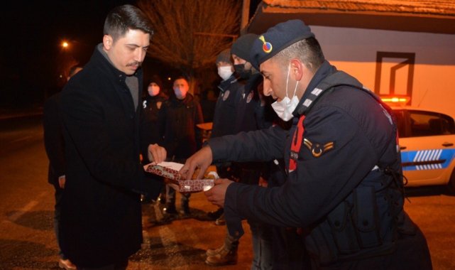 Personelleri tek tek ziyaret edip tatlı ikramında bulundular