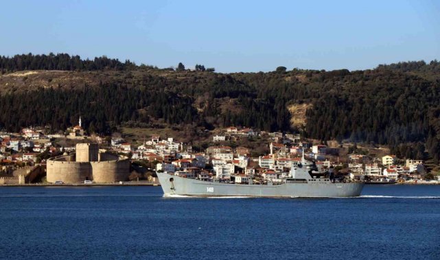 Rus savaş gemisi 'Orsk' Çanakkale Boğazı'ndan geçti