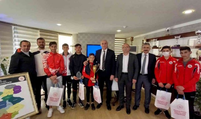 Şampiyon Karayazı Belediyespor Atletizm takımına GSİM'den ödül