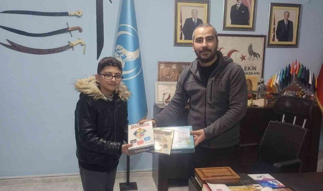 Siirt Ülkü Ocakları'ndan başarılı öğrenciye ödül
